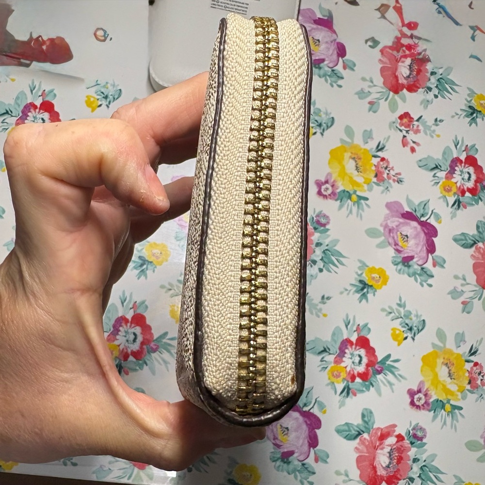 Michael Kors Logo Print Gold Canvas Vanilla Wallet - Picture 4 of 7